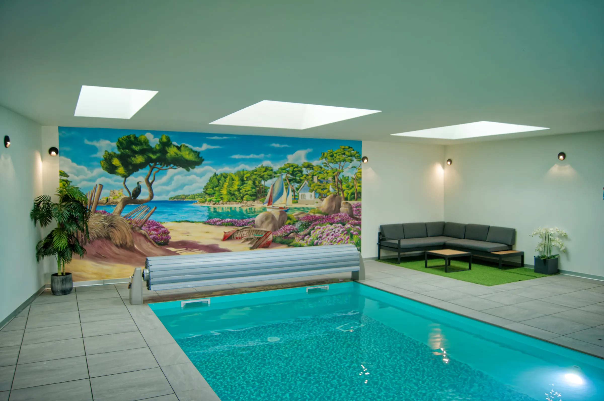 Fresque de paysage maritime breton sur le mur de la piscine d'un gîte à Guingamp, location touristique, décor résistant à l'humidité